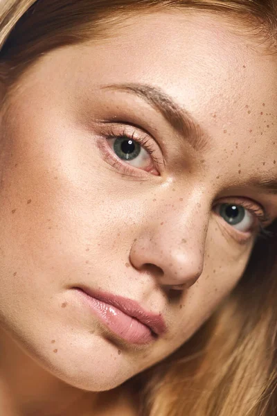 Güzel genç bir kadın, benzersiz özelliklerini ve doğal güzelliklerini sergileyerek nazikçe ileriye bakar..