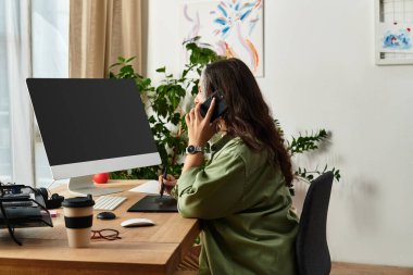 Beyaz perçemli bir kadın modern dairesinde otururken telefonla konuşuyor..