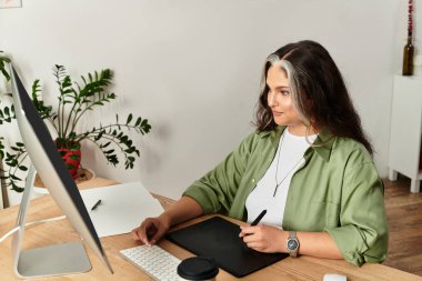 Waardenburg sendromlu bir kadın şık dairesinde çalışıyor, yaratıcılığını gösteriyor..