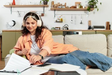 Benzersiz özellikleri olan bir kadın modern dairesinde müzik dinlerken rahatlıyor..