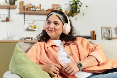 Kendine güvenen bir kadın evde vakit geçirmekten zevk alır. Kişiliğini beyaz bir perçemle gösterir..