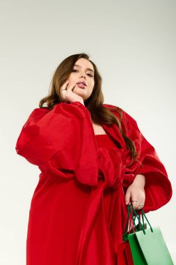 Kırmızılı genç bir kadın bayramları neşeyle kutluyor..