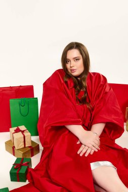 Ayrıca, Noel hediyeleri ve tezahüratlarla çevrili bu şenlik havasından hoşlanan boyunda genç bir kadın..