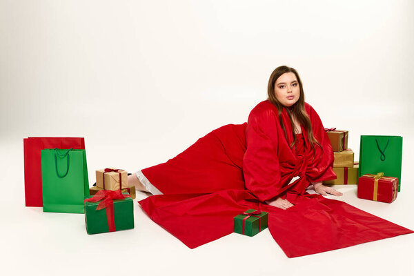 Молодая женщина в уютном зимнем наряде наслаждается праздничной сценой с рождественскими подарками.