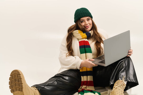 Молодая женщина в зимнем наряде наслаждается праздничной атмосферой в окружении рождественских подарков.