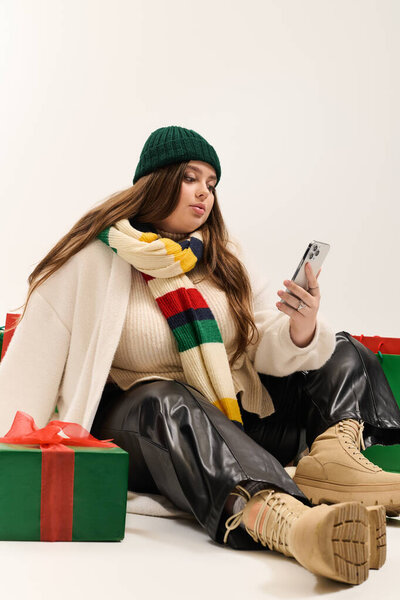 В окружении красочных подарков, счастливая женщина празднует радость зимы и Нового года.