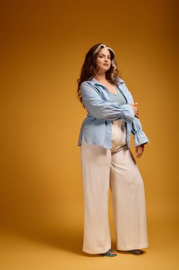 Waardenburg sendromlu genç bir kadın, kendine güvenerek, eşsiz beyaz perçemini sergiliyor..