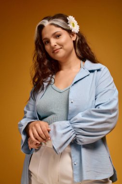 Çarpıcı beyaz perçemli genç bir kadın kendine güvenerek, tarzını ve güzelliğini ön plana çıkarıyor..