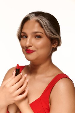 Kırmızı dudakları ve çarpıcı beyaz perçemli kendine güvenen genç bir kadın çeşitliliği kutluyor..