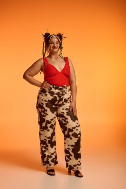 Waardenburg sendromu olan genç bir kadın kendine güvenerek kendine has moda tarzını sergiliyor..