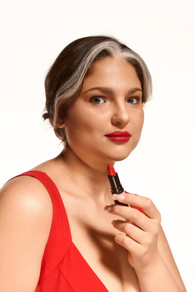 Молодая женщина излучает уверенность своими красными губами и характерным белым челом, демонстрируя красоту.