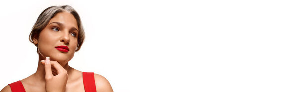 Молодая женщина с белым хоботом и красными губами уверенно демонстрирует свою неповторимую красоту, баннер