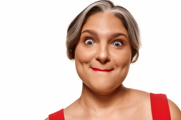 Молодая женщина с синдромом Варденбурга демонстрирует свои ярко-красные губы и завораживающую улыбку.