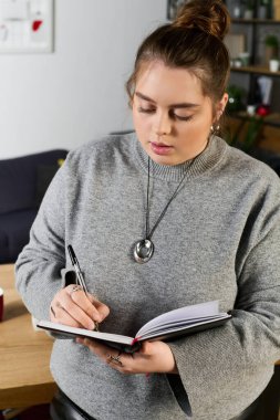 Güzel ve iri bir kadın, düşüncelerini bir deftere yazarken rahat bir ortamda ifade eder..