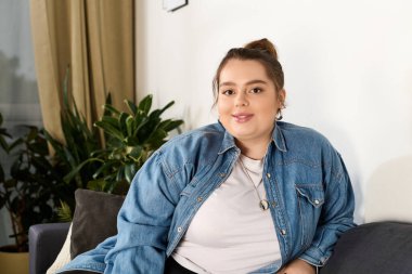 Güzel, iri yarı bir kadın, rahat bir yerde bitkilerle çevrili bir kanepede vakit geçirmekten hoşlanır..