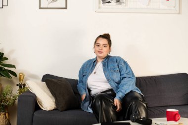 Ayrıca cüsseli kadın, sıcaklık ve tarz dolu güzel bir oturma odasında vakit geçirmekten hoşlanıyor..