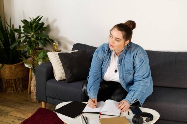 Güzel, iri yarı bir kadın defterine şöyle yazmış: 