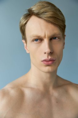 Genç, yakışıklı bir adam, kendine güvenen ve çekici bir ifadeyle modern erkeksiliği yayar..