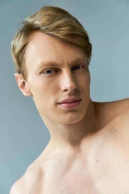 Genç, yakışıklı bir adam kendine güvenen ifadesi ve modern tarzıyla dikkatleri üzerine çeker..