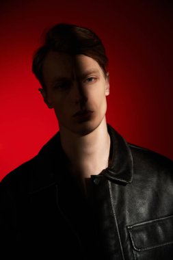 Bu genç adam göz kamaştırıcı özelliklerle ışıldıyor..