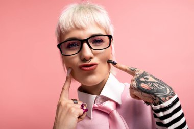 Güzel genç bir kadın, kendine has tarzını neşeli ifadeler ve canlı detaylarla sergiliyor..