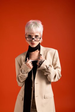 Aydınlatıcı dekor kısa saçlı ve gözlüklü genç bir kadının benzersiz tarzını gözler önüne seriyor..