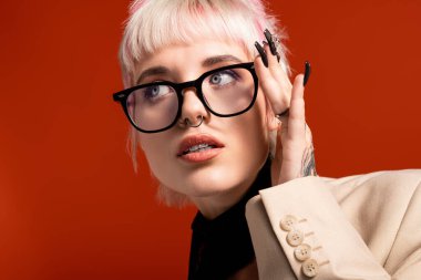 Genç ve güzel bir kadın dikkat çekici özelliklerini ve moda anlayışını sergileyerek kendine güvenerek poz veriyor..