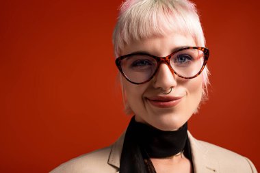 Kendine güvenen genç bir kadın eşsiz güzelliğini çarpıcı gözlükleriyle ve zarif kıyafetleriyle sergiliyor..