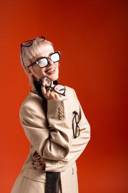 Genç ve güzel bir kadın, elinde birkaç şık bardakla kendinden emin bir şekilde gülümsüyor..