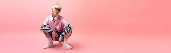 Красивая молодая женщина игриво сидит в ярко-розовой обстановке среди художественных флюидов.