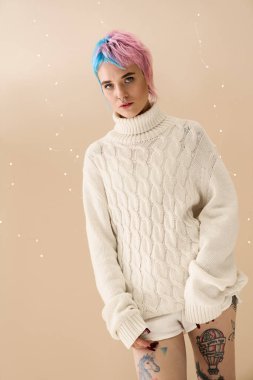 Hoş, beyaz kazaklı, çarpıcı genç bir kadın bu kış sıcaklık ve neşe saçıyor..