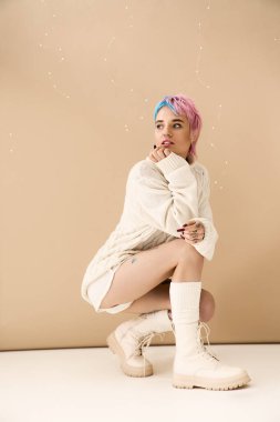 Güzel genç bir kadın eşsiz kış tarzını sergiliyor. Rahatlık ve şenlik ruhunu harmanlıyor..