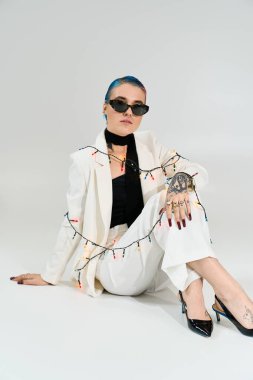 Genç bir kadın şık bir kış görüntüsüyle şık bir şekilde oturuyor..