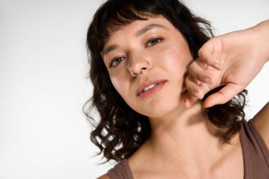 Modern sahne, şık görünümlü, kendine güvenen genç bir kadını yansıtıyor.