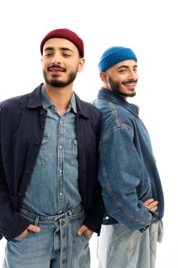 İki şık ikiz kardeş, arka arkaya poz verirken cazibelerini sergiliyorlar..