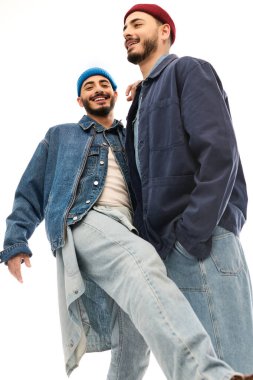 İki ikiz şık kıyafetler içinde yakalanır, parlak giysiler içinde neşeli bir anı paylaşırlar..