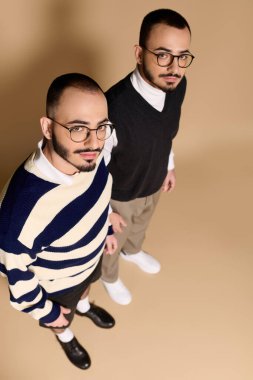 İki modaya uygun ikiz kardeş yan yana duruyor, çarpıcı bir benzerlik ve stil paylaşıyorlar..