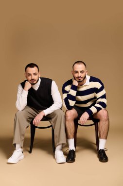 İki kardeş sandalyeye oturur ve modaya uygun kıyafetlerini gösterirler..