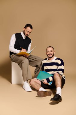 İki yakışıklı ikiz kardeş eğlenceli bir çalışma seansına katılır, fikirleri paylaşırlar..