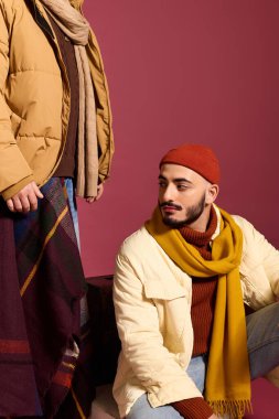 İki yakışıklı ikiz kardeş şık giyinmiş, özgüven ve çekicilik saçıyor..