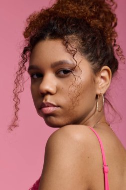 Genç ve güzel bir kadın şık bir düzende şık bir ifadeyle şık görünümünü sergiliyor..