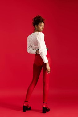 Kendine güvenen, şık genç bir kadın enerjik moda anlayışı ve cesur kişiliğini sergiliyor..