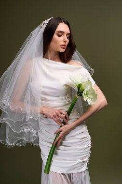 Güzel bir gelin zarif bir şekilde poz verir, huzurlu bir ortamda neşe ve zarafet saçar.