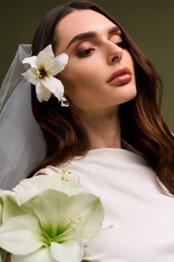 Işıl ışıl genç bir gelin yumuşak kumaş ve çiçeklerle neşe saçıyor..