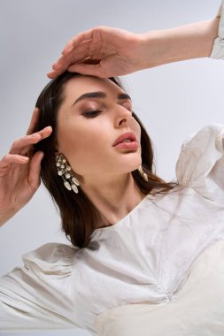 Parlak gelin, düğününde sevgi ve heyecanla çevrili güzelliğini ve zarafetini sergiliyor..