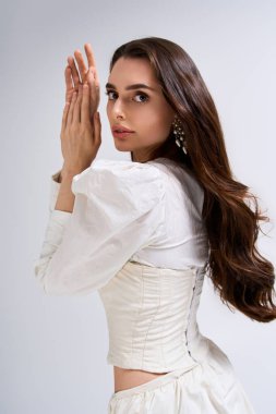 Genç ve güzel gelin, unutulmaz düğün gününe hazırlanırken zarafet ve cazibesini sergiliyor..