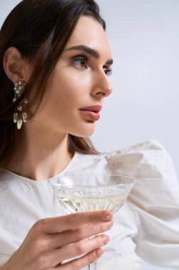 Genç ve güzel gelin mutluluk saçarak ferahlatıcı bir içkinin tadını çıkarıyor..