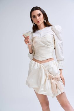 Göz kamaştırıcı genç bir gelin, mutluluk ve zarafet saçan mutlu bir kutlamanın tadını çıkarıyor..