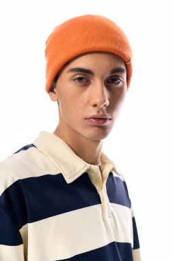 Genç bir modacı çizgili polo ve canlı turuncu şapkayla modern tarzı benimsiyor..