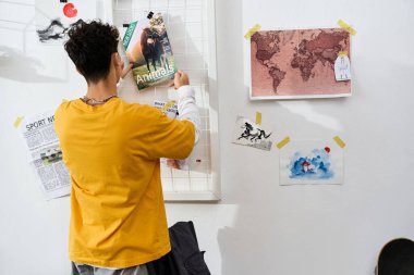 Tarz sahibi çocuk, yaratıcılığını sergileyerek, canlı resimler ve dergilerle mekanını parlatıyor..